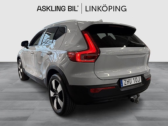 Volvo XC40 2 of 5