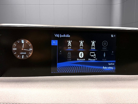 Lexus UX250h 12 of 23