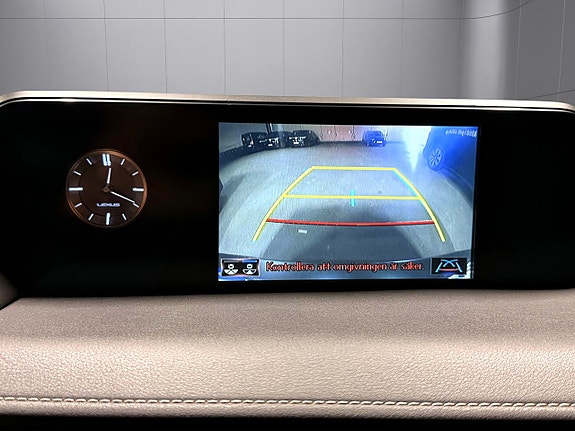 Lexus UX250h 11 of 23