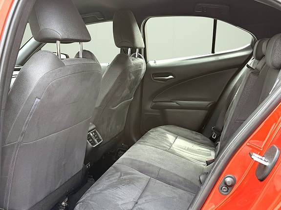 Lexus UX250h 20 of 23