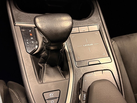 Lexus UX250h 14 of 23