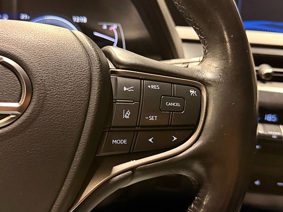 Lexus UX250h 19 of 23