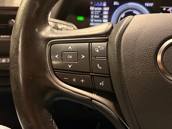 Lexus UX250h 18 of 23