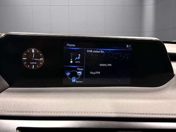 Lexus UX250h 13 of 23