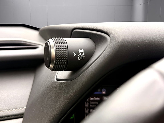 Lexus UX250h 16 of 23