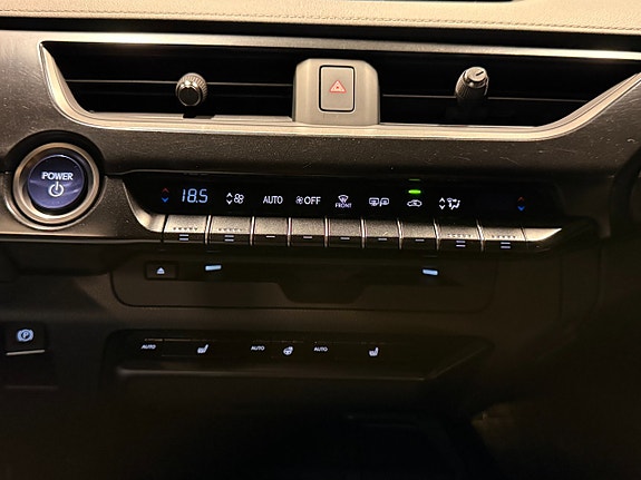 Lexus UX250h 15 of 23