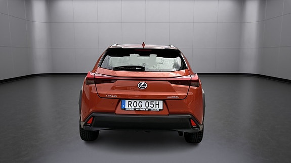 Lexus UX250h 4 of 23