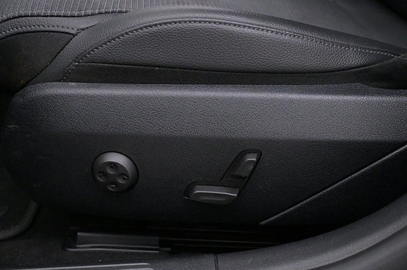 Mercedes-Benz C300 11 of 27
