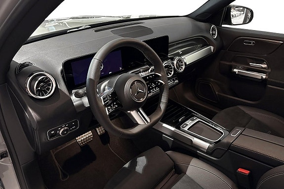 Mercedes-Benz GLB200 6 of 12