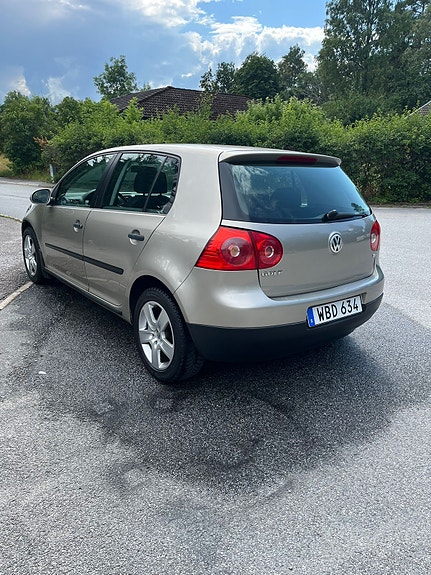 Volkswagen Golf V 2 of 5