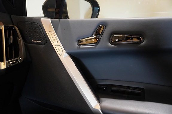 BMW iX 18 of 18