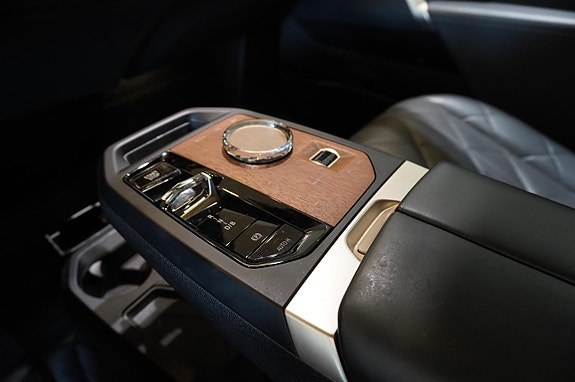 BMW iX 15 of 18