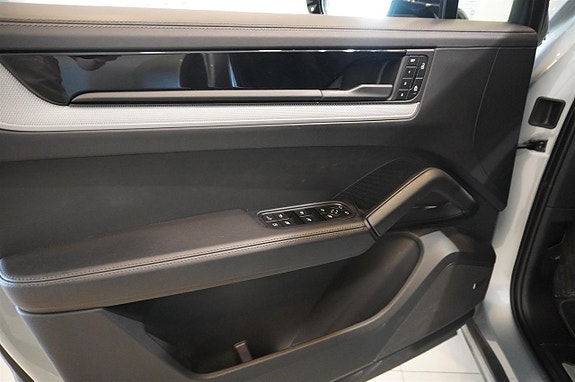 Porsche Cayenne 11 of 26