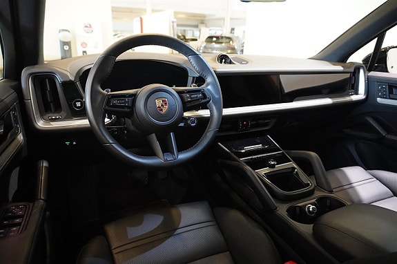 Porsche Cayenne 10 of 26