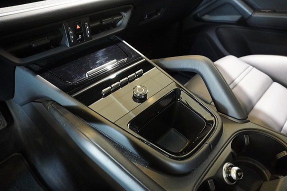 Porsche Cayenne 19 of 26