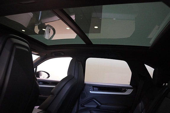 Porsche Cayenne 9 of 26