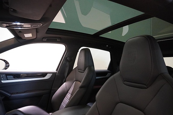 Porsche Cayenne 14 of 26