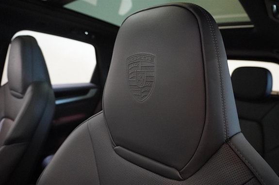 Porsche Cayenne 15 of 26