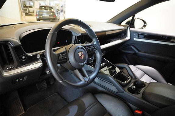 Porsche Cayenne 16 of 26