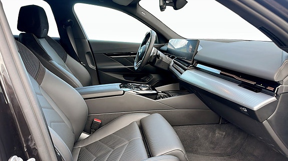BMW 530e 3 of 5