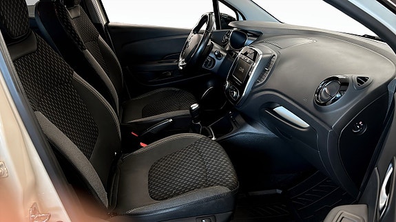 Renault Captur 3 of 5