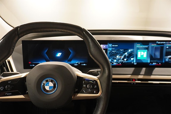 BMW iX 12 of 15