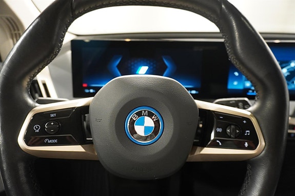 BMW iX 13 of 15