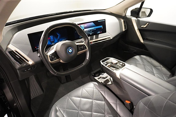 BMW iX 2 of 5