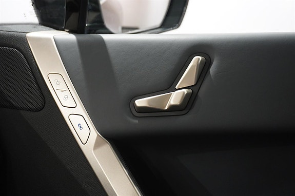 BMW iX 11 of 15