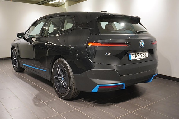 BMW iX 4 of 5