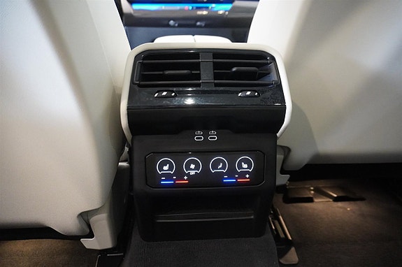 BMW i5 7 of 16
