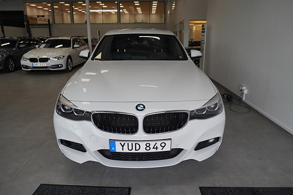 BMW 320i 2 of 10