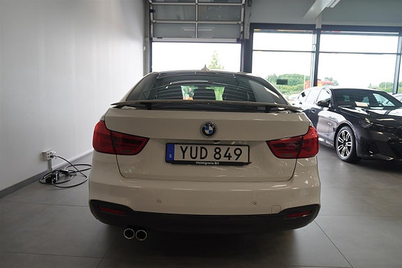 BMW 320i 5 of 10