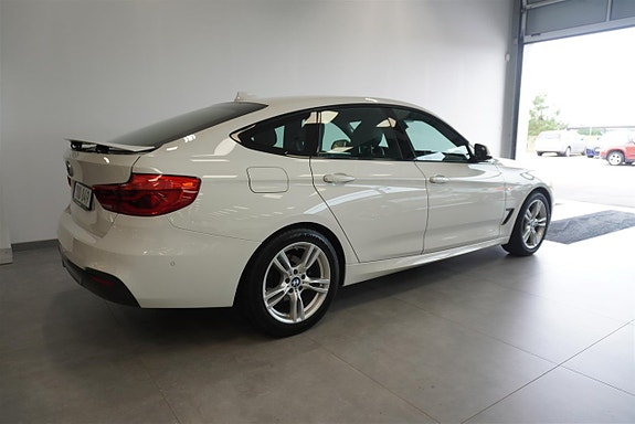 BMW 320i 4 of 10