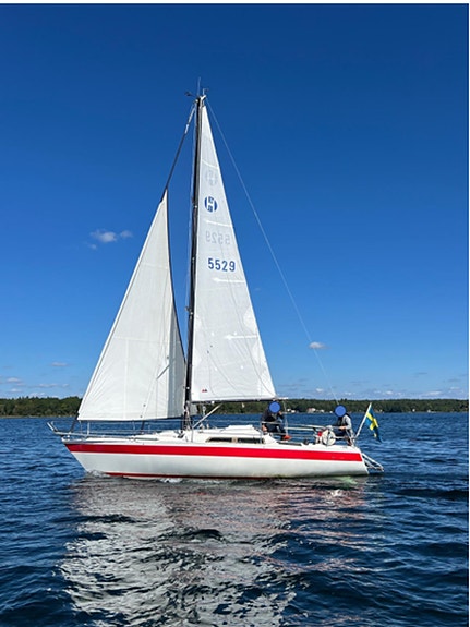 Välseglande och trygg Helmsman 31 – Klassisk halvtonnare i gott skick! 2 of 13