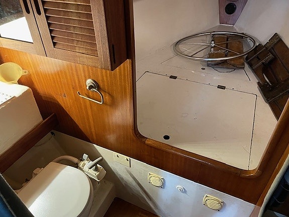 Välseglande och trygg Helmsman 31 – Klassisk halvtonnare i gott skick! 9 of 13