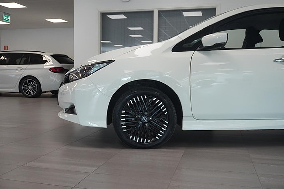 Nissan Leaf 4 of 5