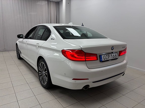 BMW 530e 3 of 5