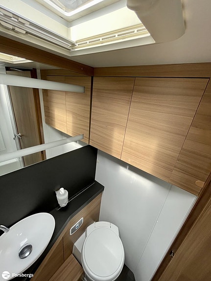 Adria Coral PLUS 670 DC / QUEENBED / ALDE / DRAGKROK 11 of 21