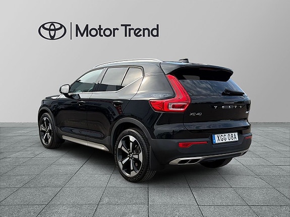 Volvo XC40 2 of 5