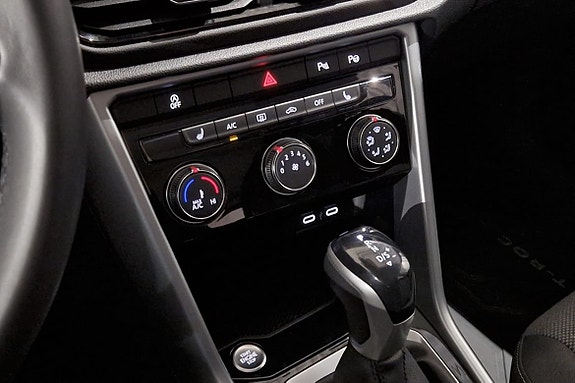 Volkswagen T-Roc 11 of 14