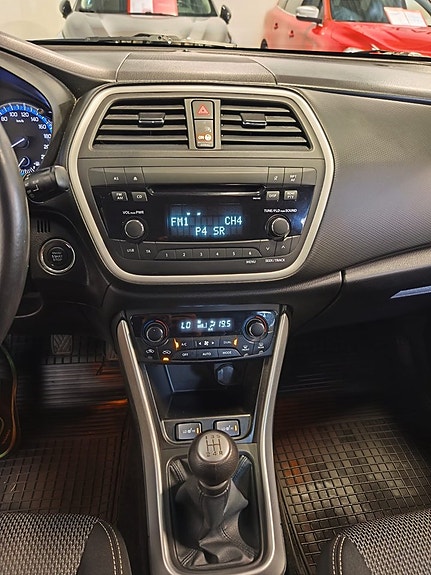 Suzuki S-Cross 14 of 14