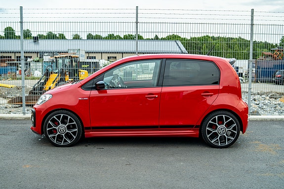 Volkswagen UP! 2 of 5