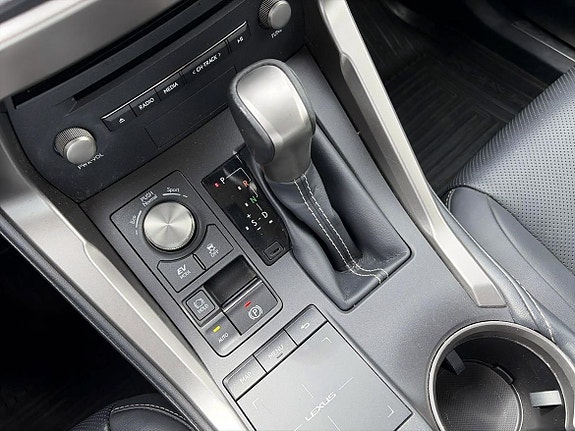 Lexus NX300h 16 of 23