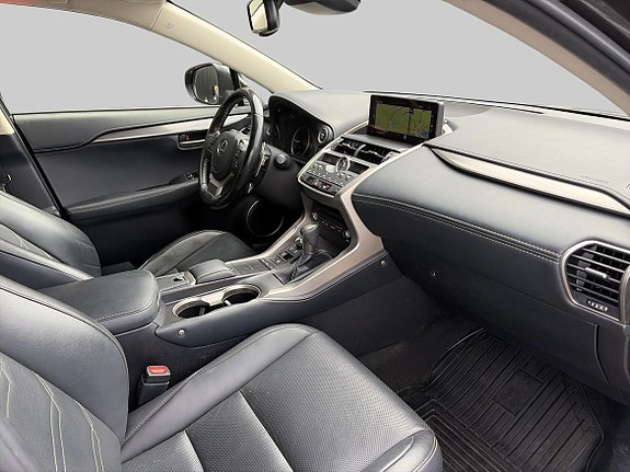 Lexus NX300h 8 of 23