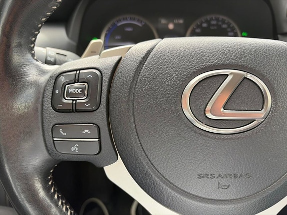 Lexus NX300h 18 of 23