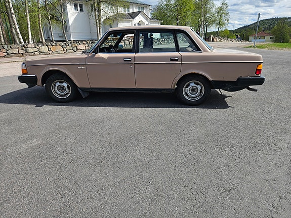 Volvo 244 2 of 5