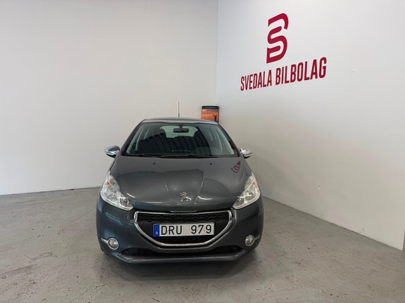 Peugeot 208 2 of 5
