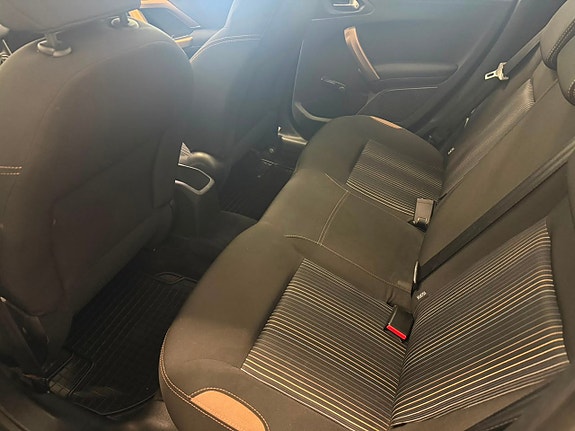 Peugeot 208 10 of 12
