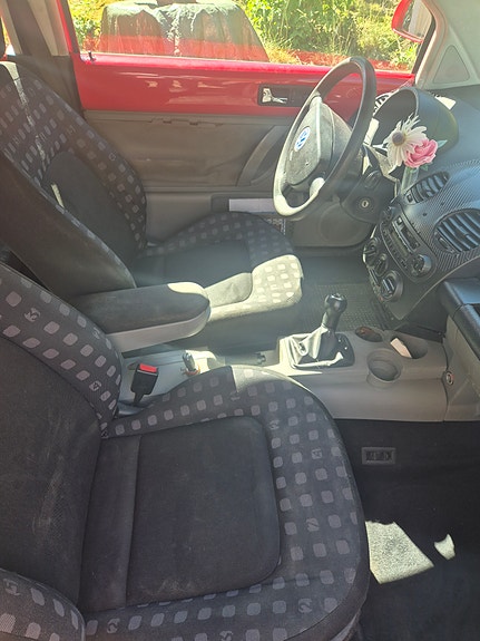 Volkswagen New Beetle 2 of 3